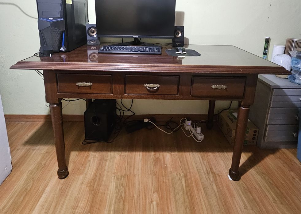 Mesa em madeira e tampo de vidro