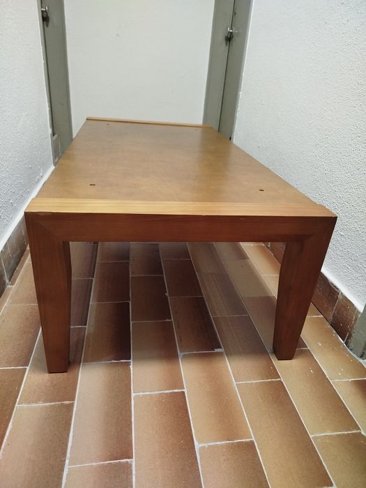 Mesa de centro de sala em madeira com vidro preto