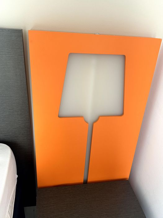 Mobília de Quarto: cabeceira, mesa de cabeceira, candeeiro e estante