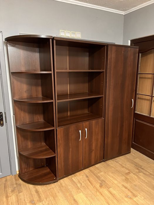 Комплект офісних меблів стіл, шафи