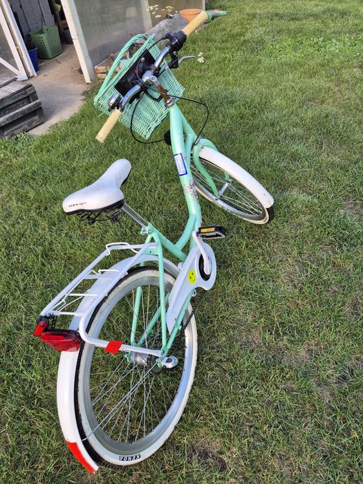 Rower dziecięcy z koszykiem.