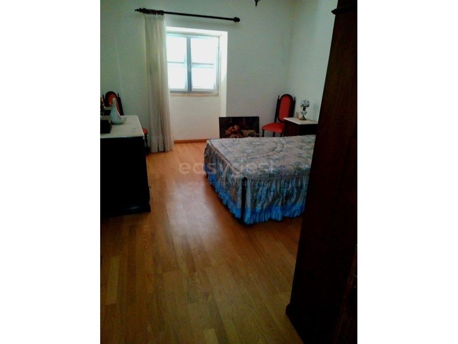 Moradia duplex espaçosa com 5 quartos e varanda - Lagoaça