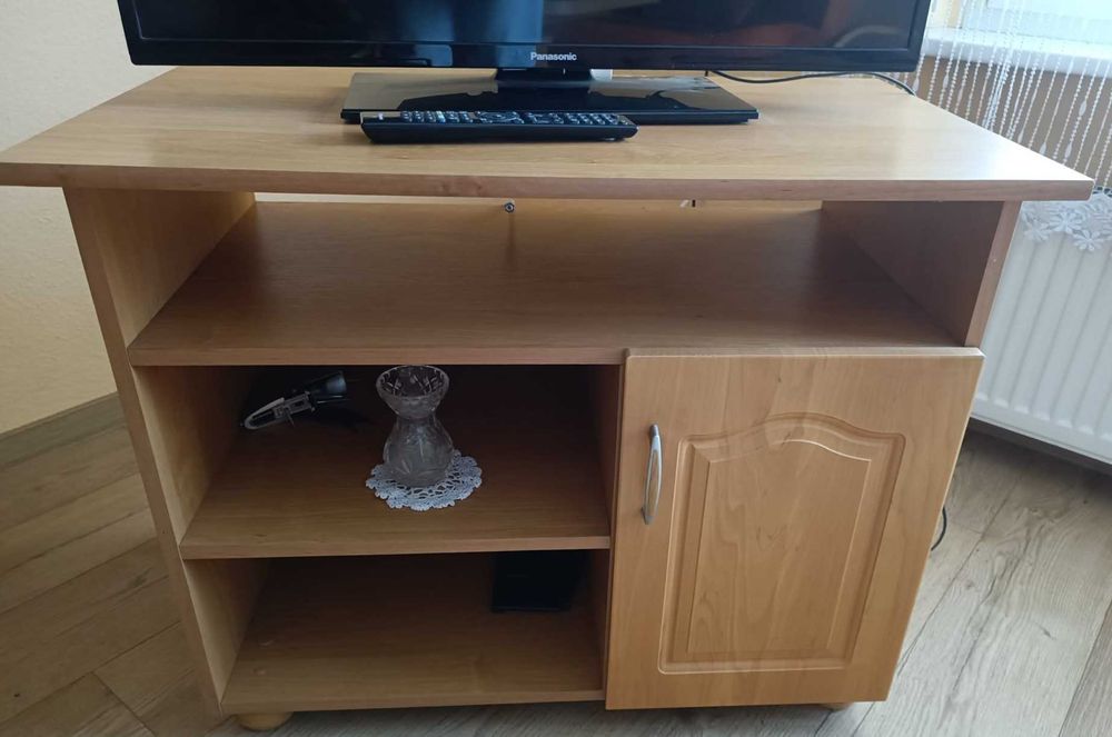 Szafka pod telewizor z drzwiczkami i półkami