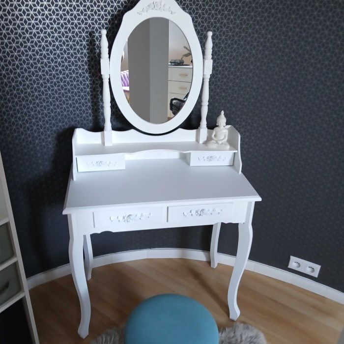 Piękna konsola toaletka biała z lustrem i szufladkami
