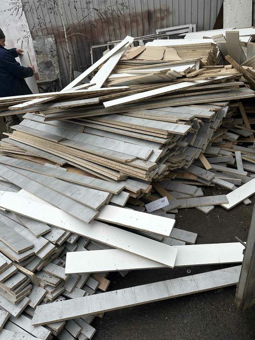 Дрова- відрізки із пресованої тирсоплити.