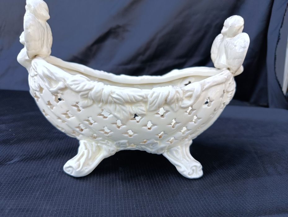 Ceramiczna ażurowa patera z cherubinami