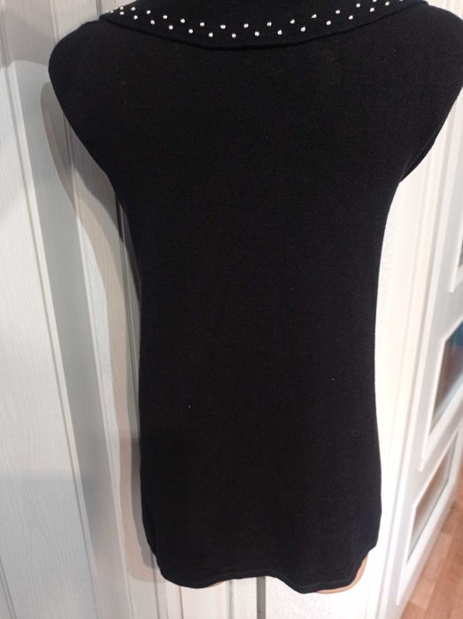 Sweter z golfem i białą lamówką