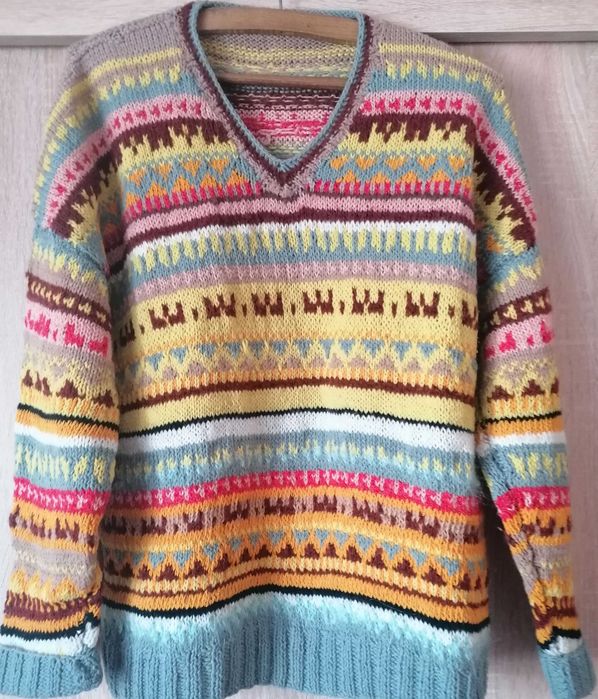 Sweter wełniany ręcznie robiony na drutach kolorowy.