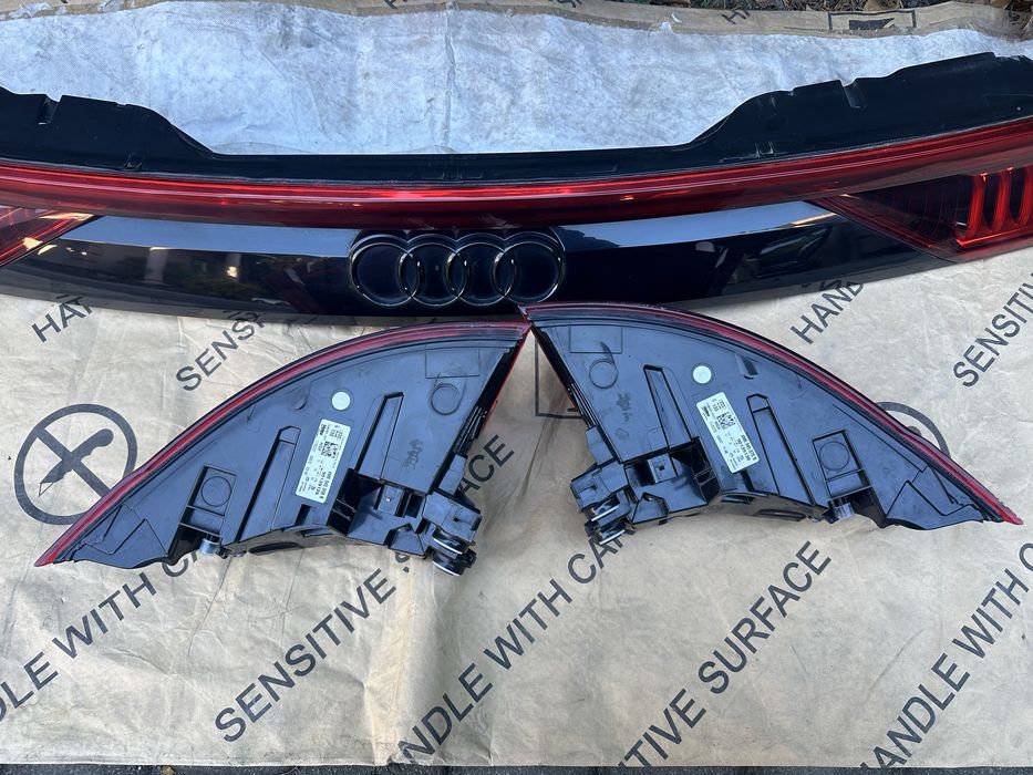 Стопы, фонари комплект Audi Q8 Європа matrix  4M8945095S 4m8945070B