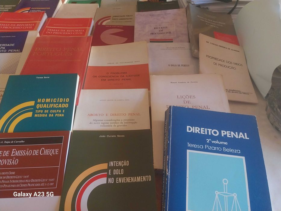 Livros de Direito, como NOVOS, a MUITO BOM PREÇO. Desde