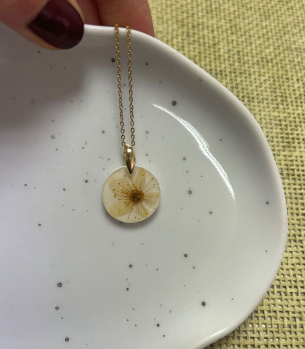 Zawieszka „fleurs jaunes” biżuteria żywica złoto handmade