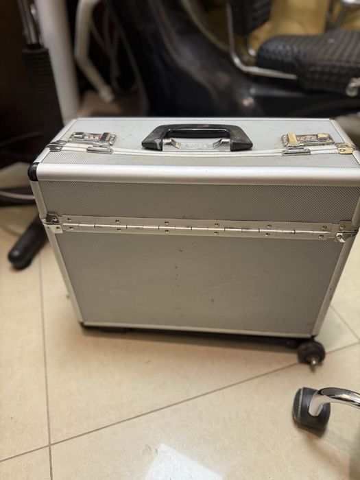 Кейс для парикмахера на колесах.