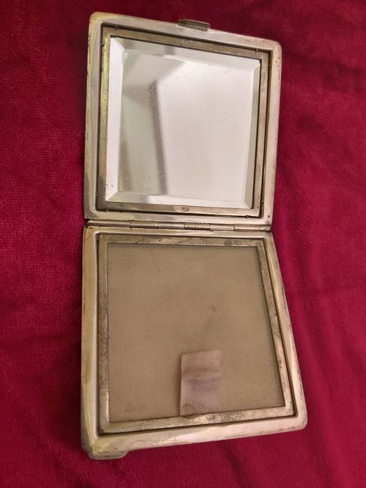 Przedwojenna srebrna puderniczka