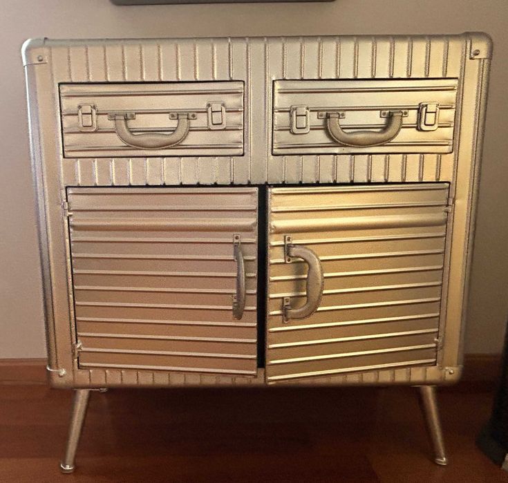 Movel em metal com portas e gavetas