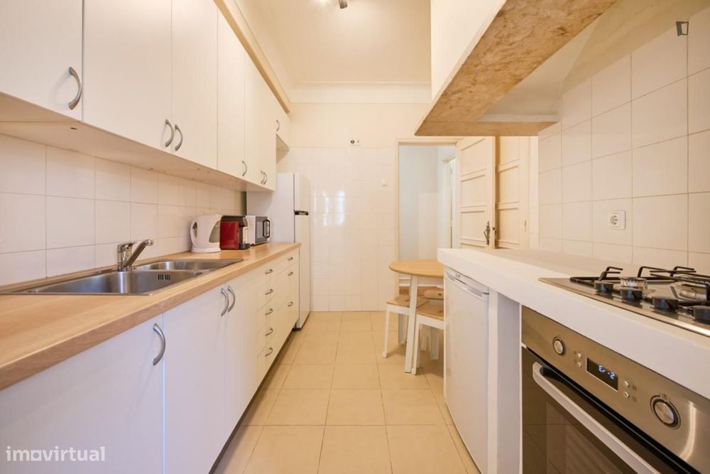 Quarto - localizado em Arroios Lisbon