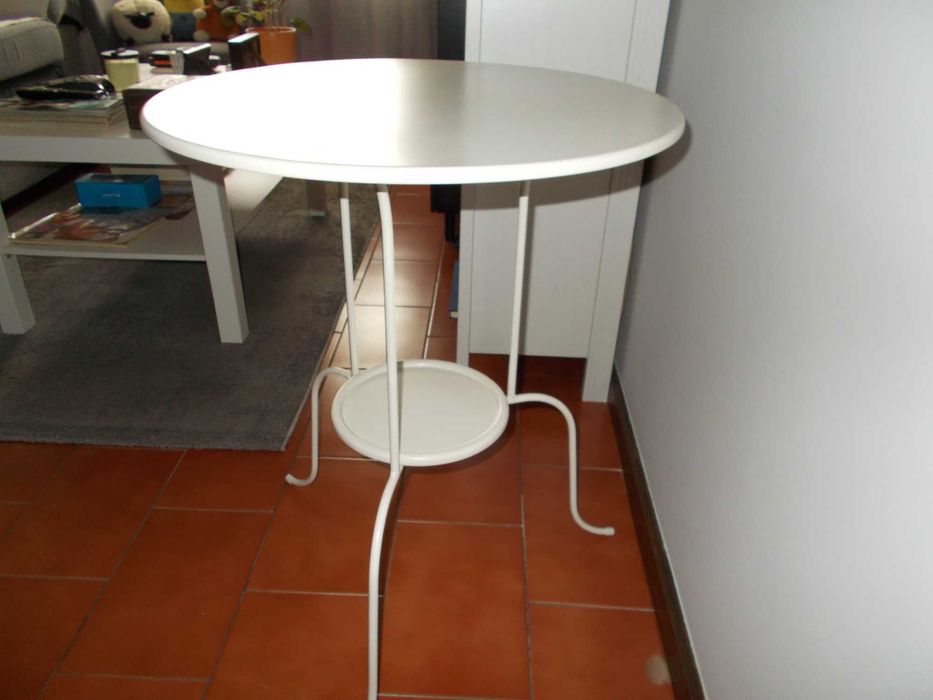 Mesa em ferro lacada branca M/ bom estado