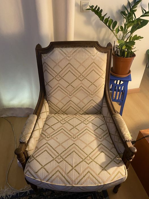 Cadeirão antigo confortavel a precisar de estofo novo op