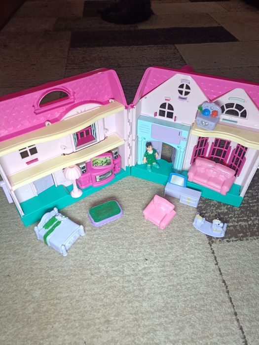 Іграшковий дім для кукол