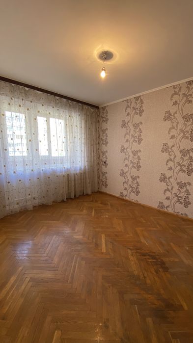 Продам 3 кімнатну квартиру( початок пр-т Миру )