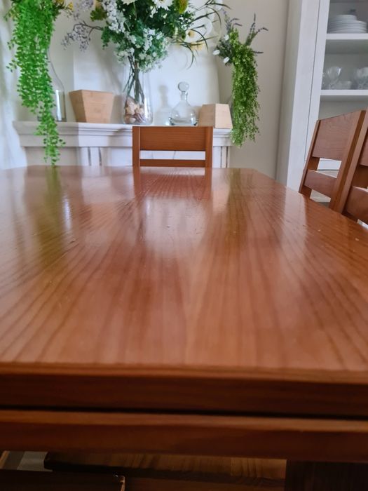 Mesa + cadeiras de madeira