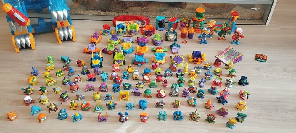 Tiger bot i kolekcja superthingsów i pojazdów.  
Stan bdb

Całość 200z