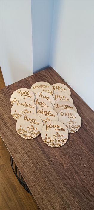 Набір дерев'яних картинок для фотосесії по місяцях.
