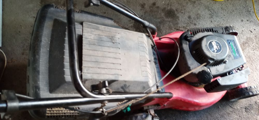 Corta relvas a gasolina com tração, carburador deficiente.