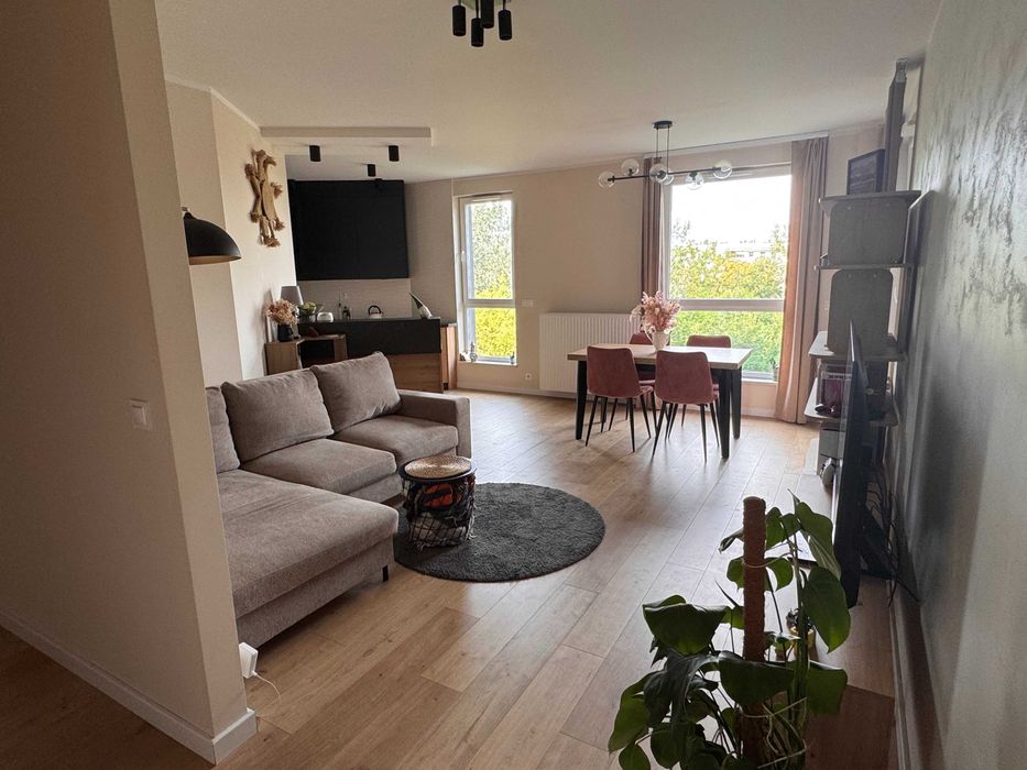 Piękne, wyjątkowe, duże 3-pokojowe mieszkanie (68 m²) z oknami na 3 strony świata, duża kuchnia, dwie łazienki, wanna i prysznic – Warszawa, Wola