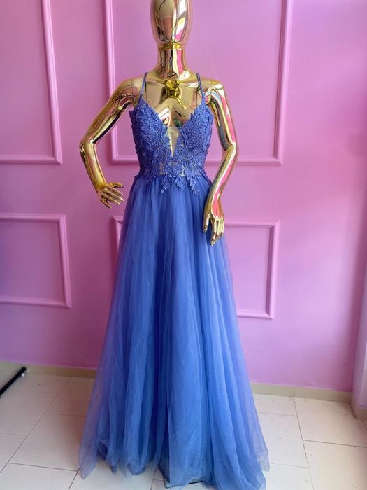 Długa suknia z tiulem i rozcieciem