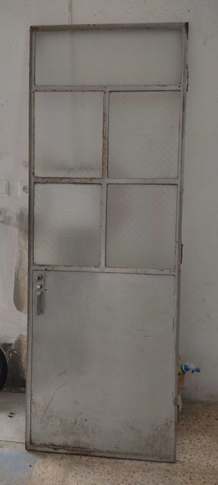 Porta de ferro com aduelas