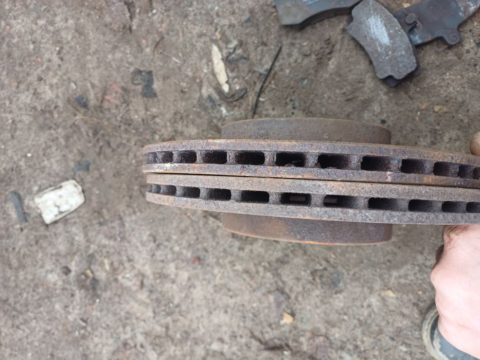 Продам передні тормозні диски.