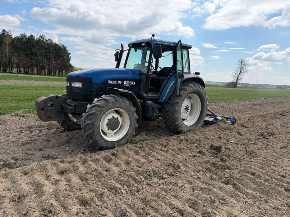New Holland 8260