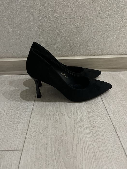 Чорні замшеві туфлі