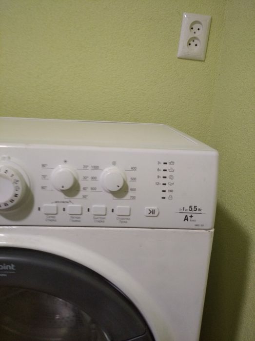 Стиральную машину ariston продам