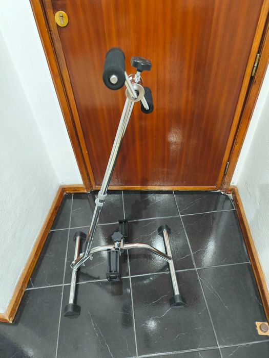 Instrumento de exercício físico , exercício de pernas e braços.