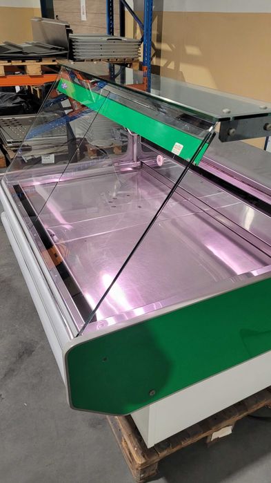 Lada, Witryna chłodnicza