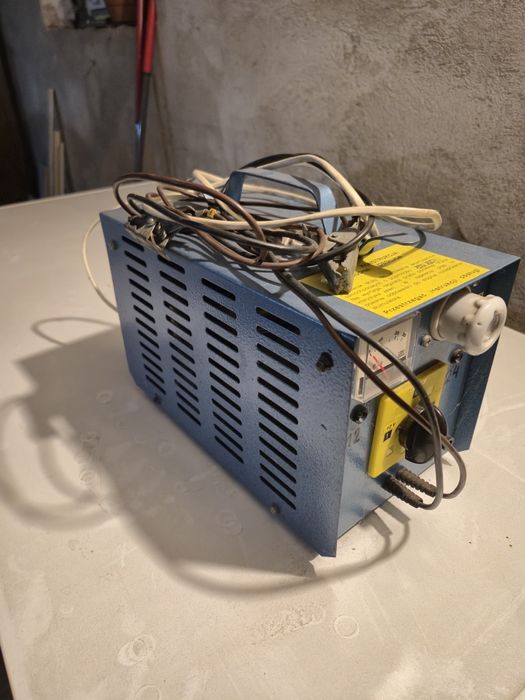 Prostownik samochodowy