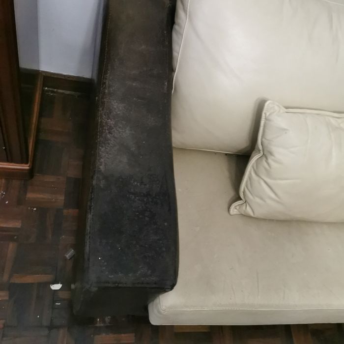 Conjunto de 2 sofas de 2 e 3 lugares em pele sintetica