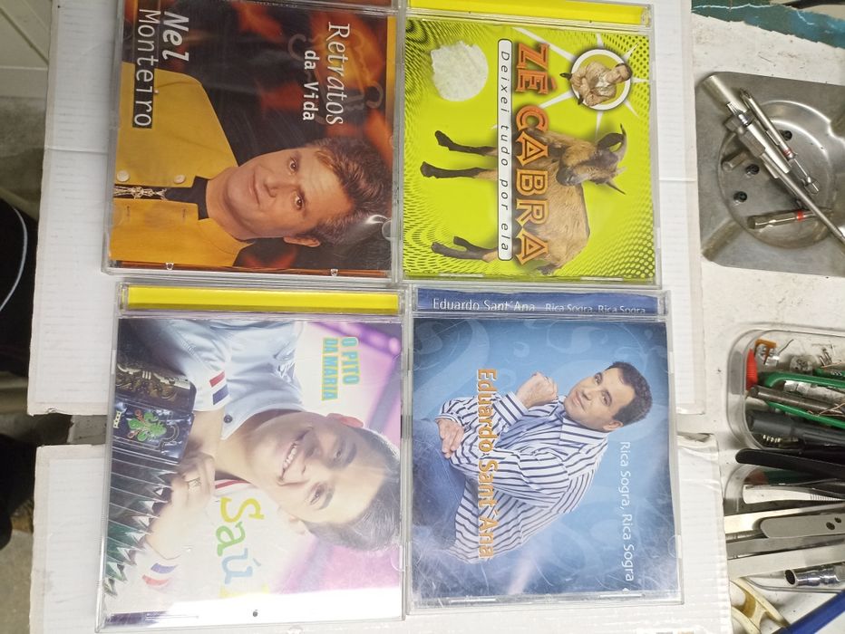 Cassetes e CDs de vários Cantores e de música variada.
