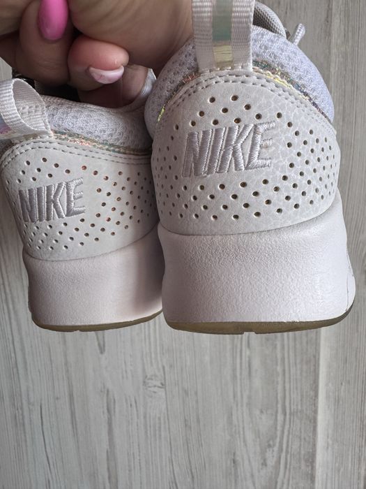 жіночі білі кросівки Nike Air Max Thea
