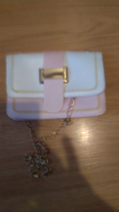 Torebka damska na łańcuszku