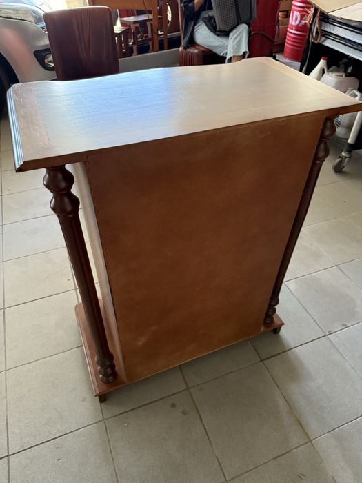 Móvel classico em madeira