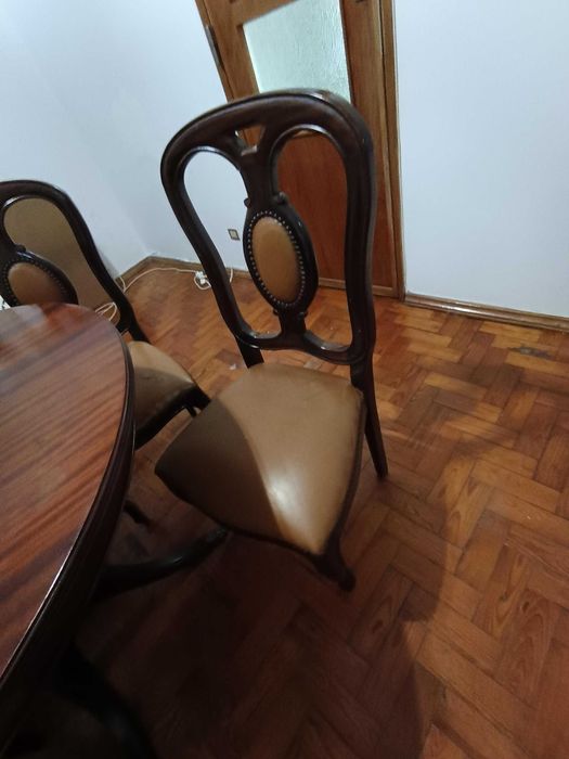 mesa redonda com cadeiras