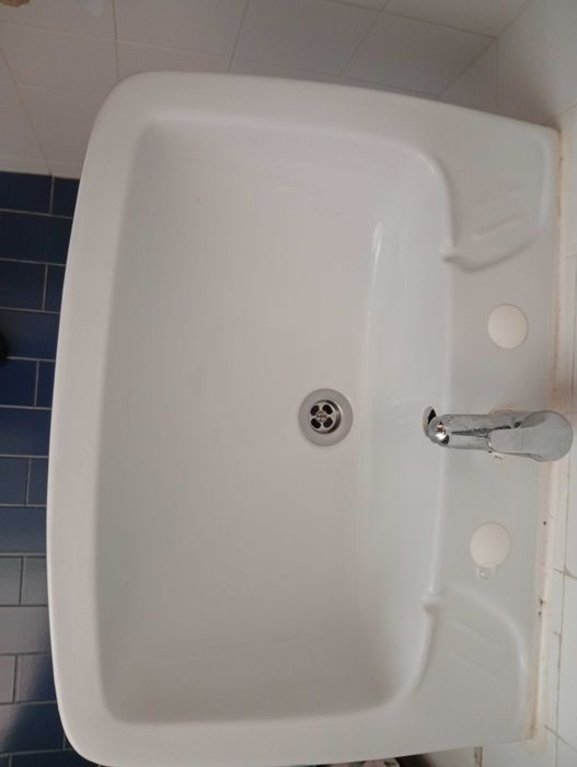 Lavatório, 80cm altura, 60cm largura com torneira água quente e fria.