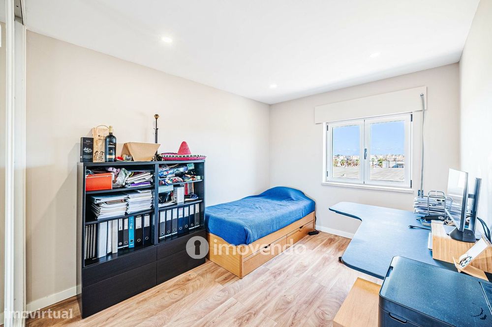 Apartamento T2 com boas áreas e muita luz natural, em Telheiras