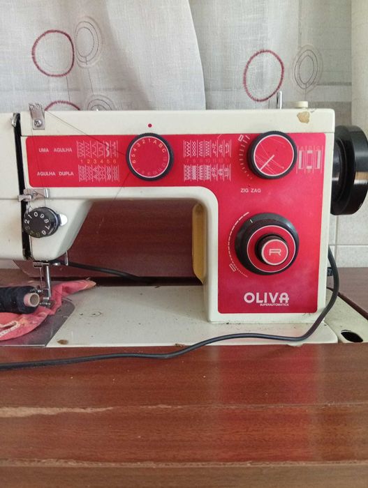 Máquina de costura OLIVA