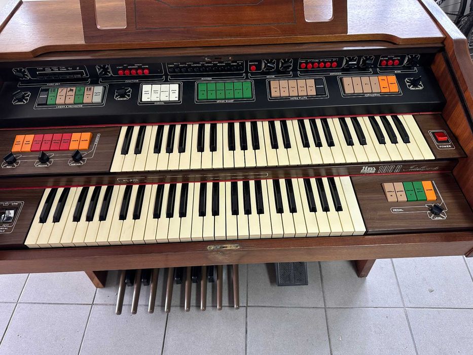 Órgão móvel Lira 100R Intelligente - 2 teclados com leslie integrada