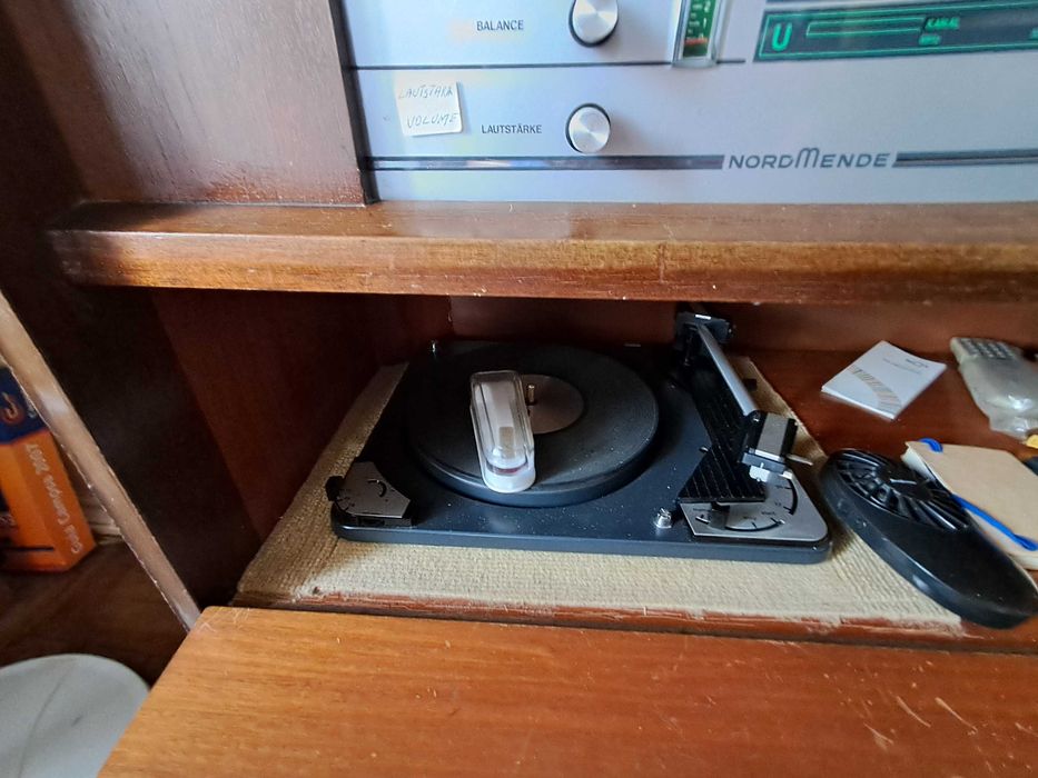 Vende-se Móvel Antigo com Rádio e Gira discos  NordMende a funcionar