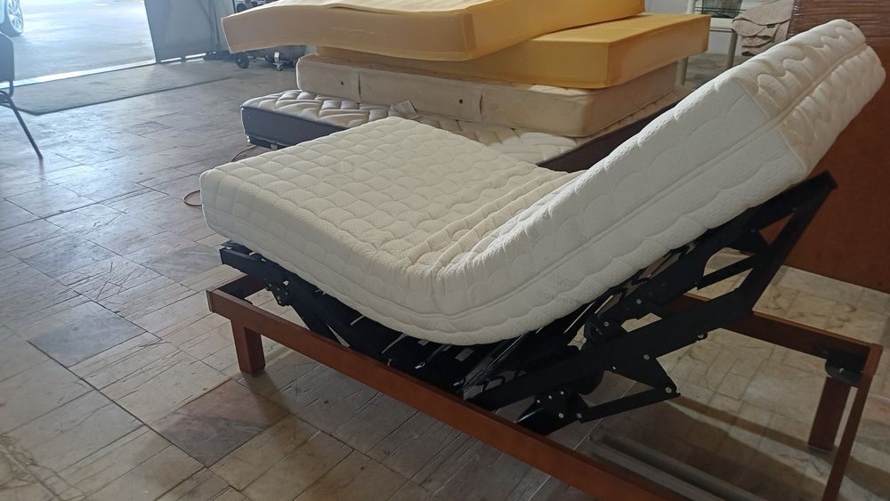 Cama  articulada com colchão tudo praticamente novo
