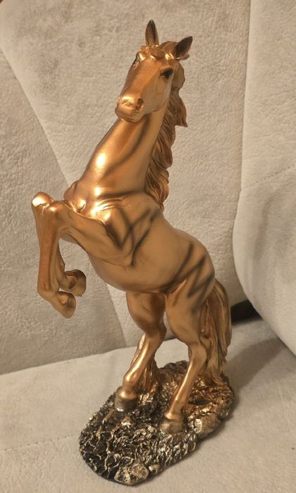 Piękna figurka kolekcjonerska ZŁOTY KOŃ Mustang Koń Arabski. Nowa.